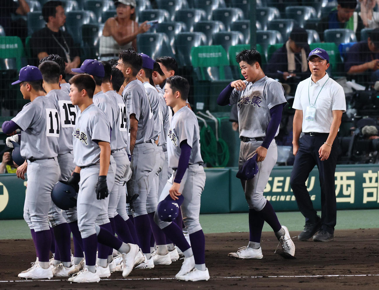 滋賀学園対花巻東　滋賀学園に敗れ涙を流す古城（右端）と花巻東ナイン（撮影・藤尾明華）