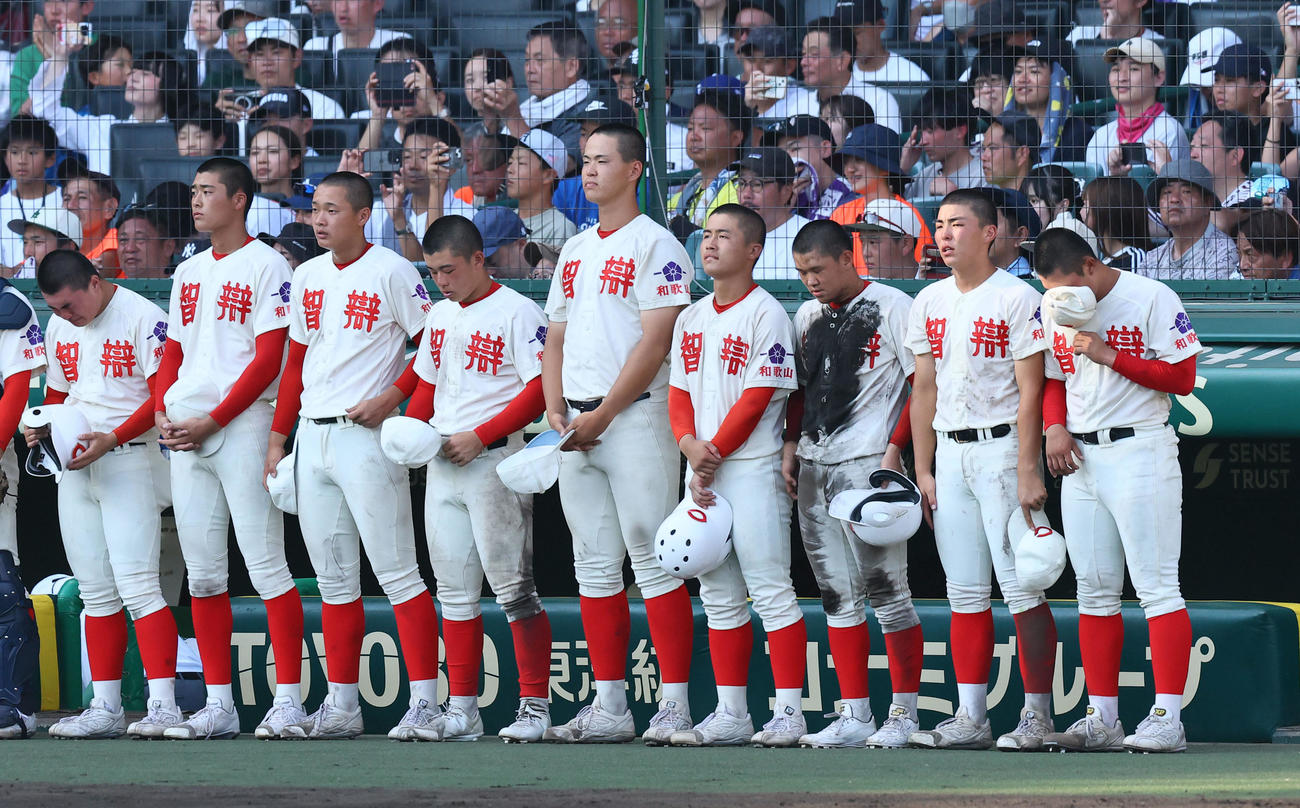 霞ケ浦対智弁和歌山　霞ケ浦に敗れ肩を落とす渡辺（右端）ら智弁和歌山ナイン（撮影・藤尾明華）