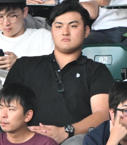 滋賀学園対花巻東　母校の花巻東戦をスタンドから応援するスタンフォード大佐々木麟太郎（撮影・和賀正仁）