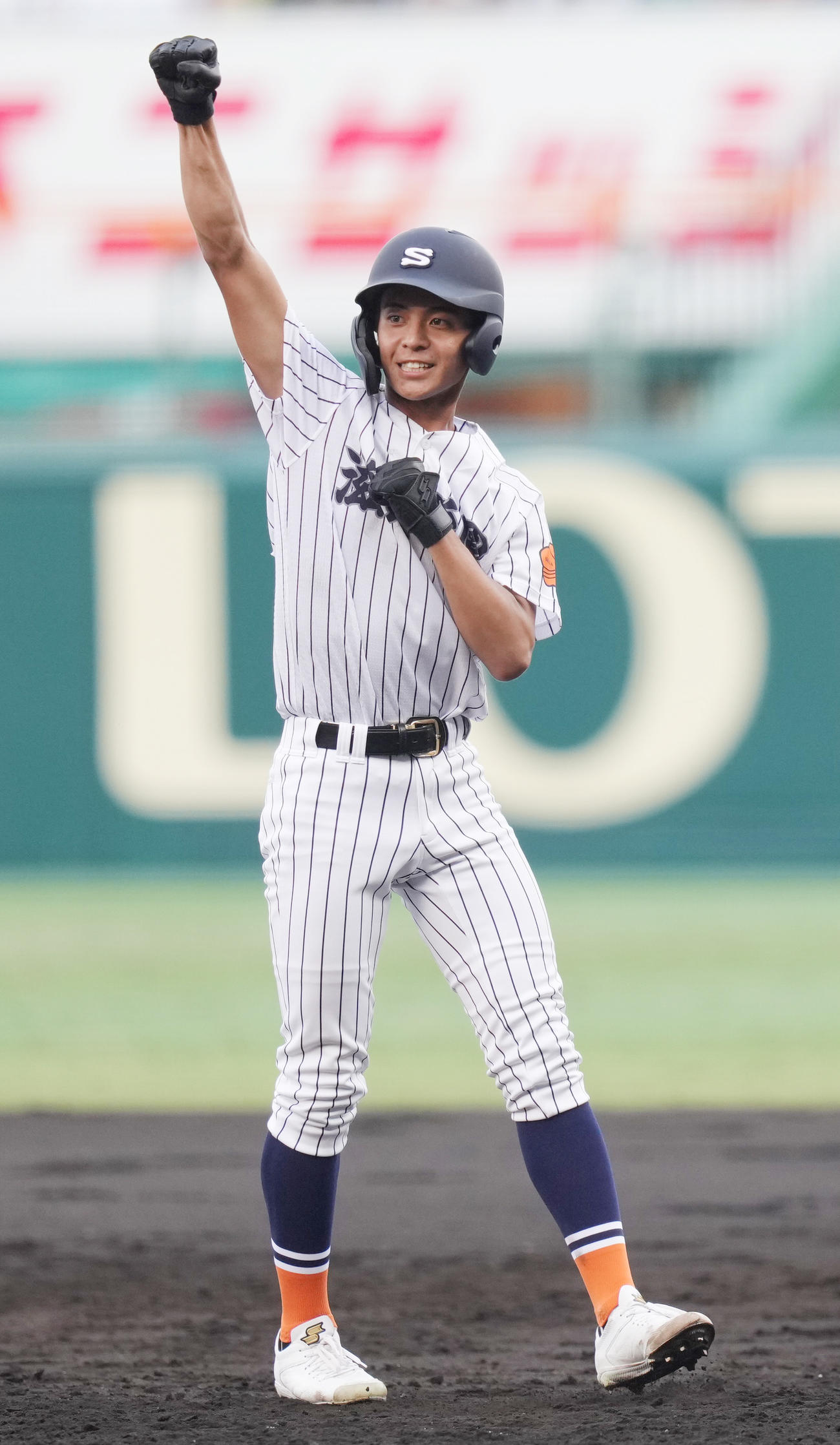 滋賀学園対花巻東　2回表滋賀学園2死一、三塁、左前適時打を放ち、ガッツポーズする国仲（撮影・鈴木みどり）