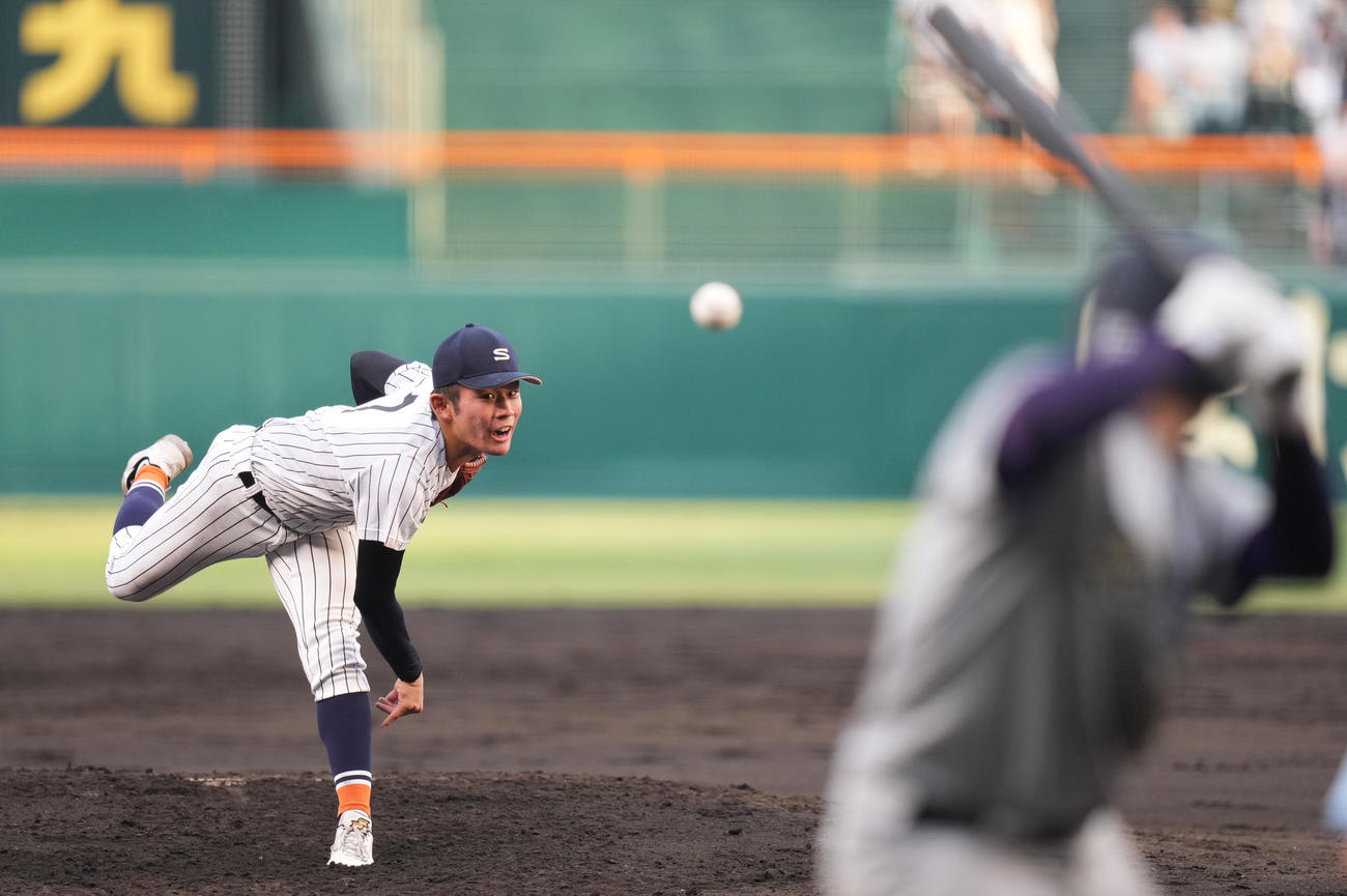 滋賀学園対花巻東　先発し力投する滋賀学園・脇本（撮影・鈴木みどり）