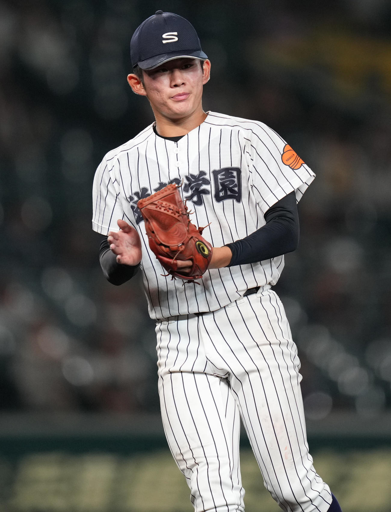 滋賀学園対花巻東　花巻東に完封勝利し、グラブをたたく滋賀学園・脇本（撮影・鈴木みどり）