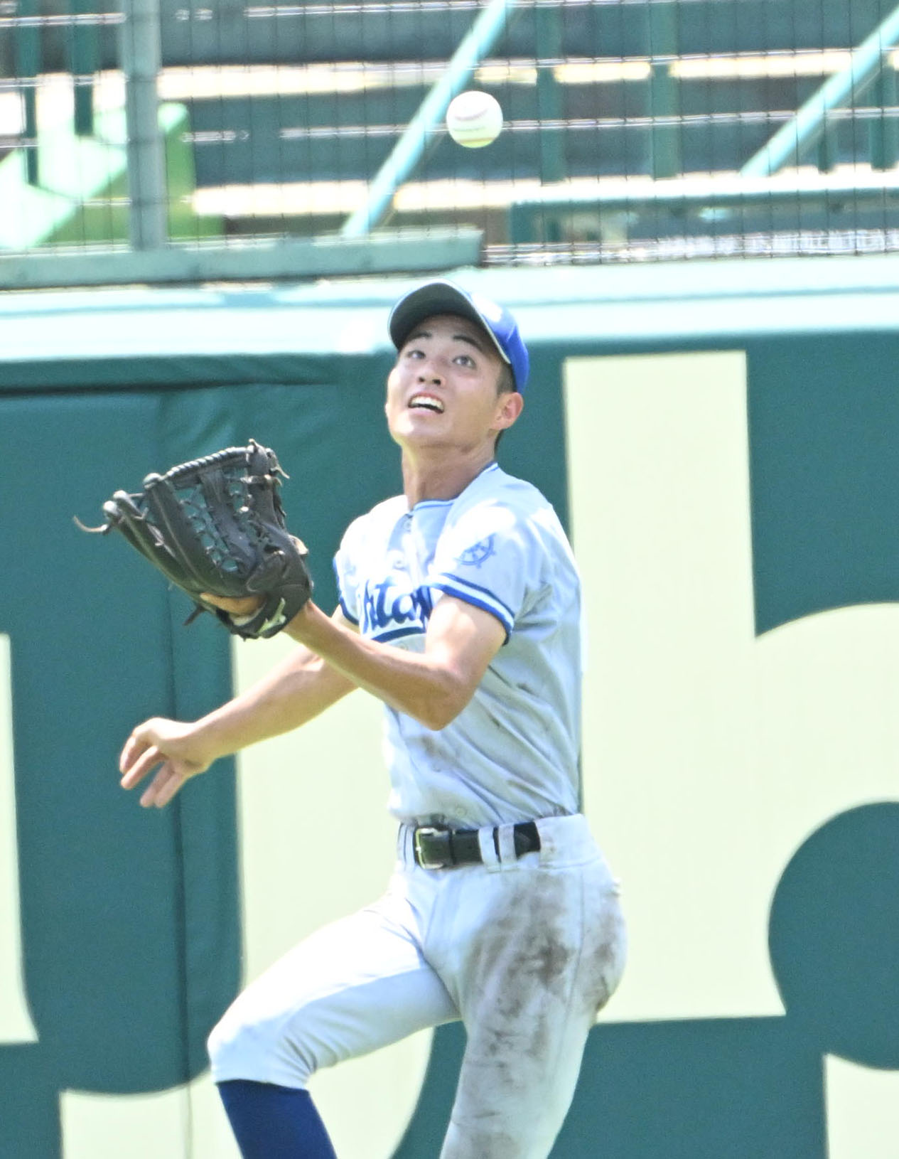小松大谷対大阪桐蔭　3回裏大阪桐蔭2死二塁、徳丸快晴の右飛を落球させる石浦慈人（撮影・石井愛子）
