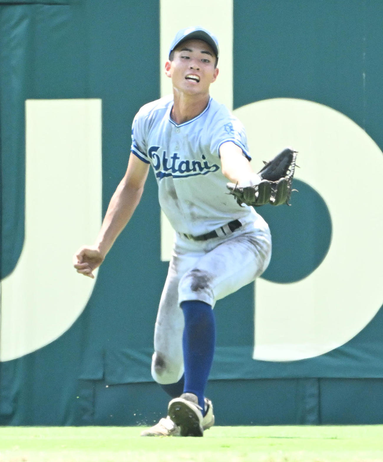 徳丸快晴の右飛を落球させるが自ら捕球する石浦慈人（撮影・石井愛子）