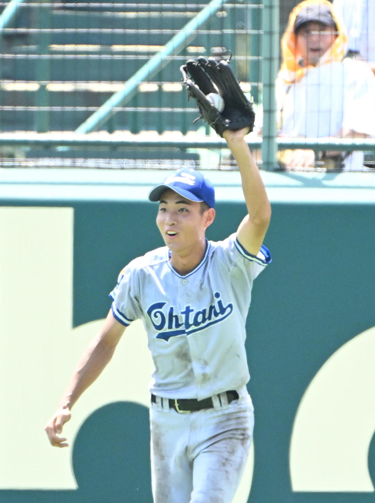 徳丸快晴の右飛を落球させるが自ら捕球する石浦慈人（撮影・石井愛子）