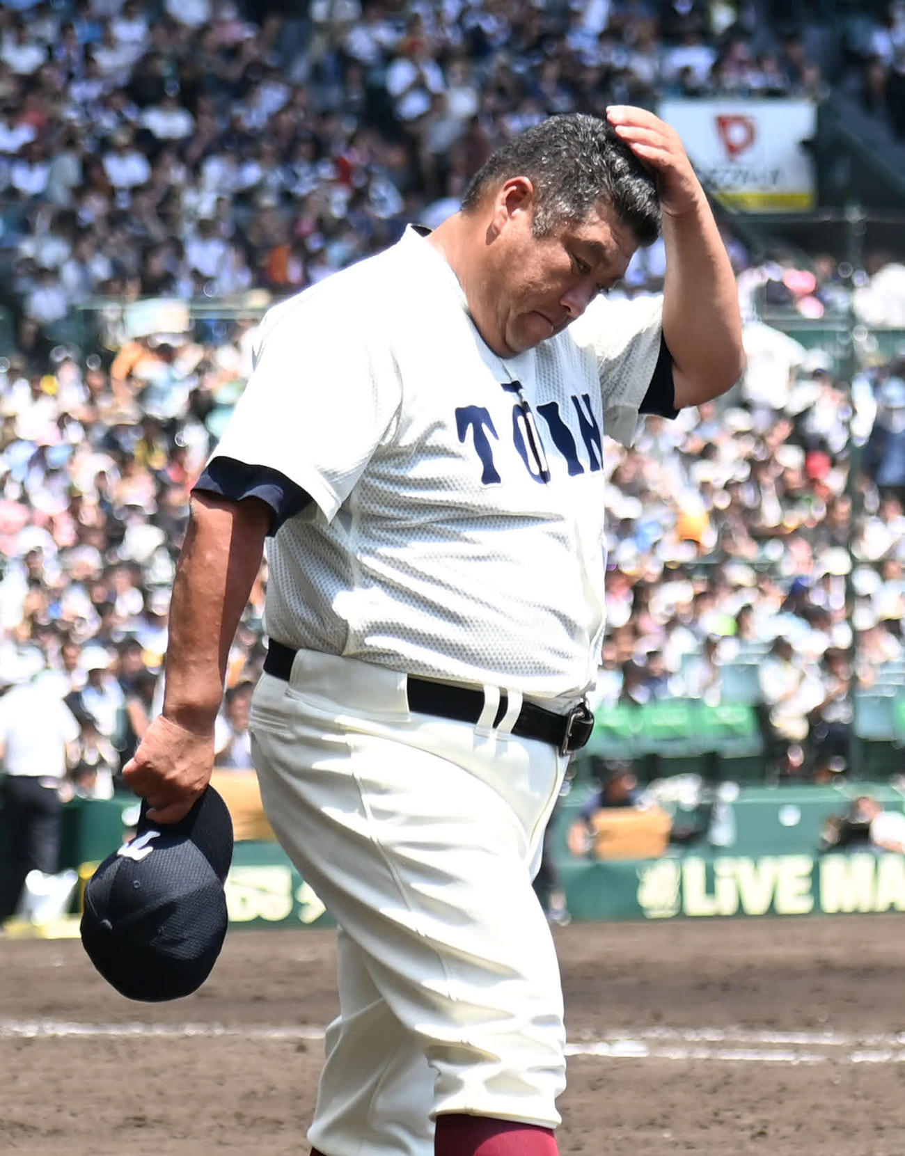 小松大谷対大阪桐蔭　小松大谷に負け肩を落とす大阪桐蔭・西谷監督（撮影・石井愛子）