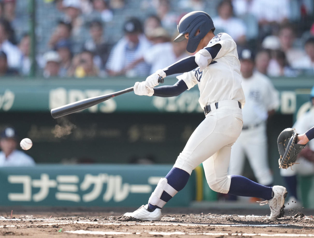 西日本短大付対菰野　1回表西日本短大付無死一塁、先制の左適時二塁打を放つ井上（撮影・鈴木みどり）