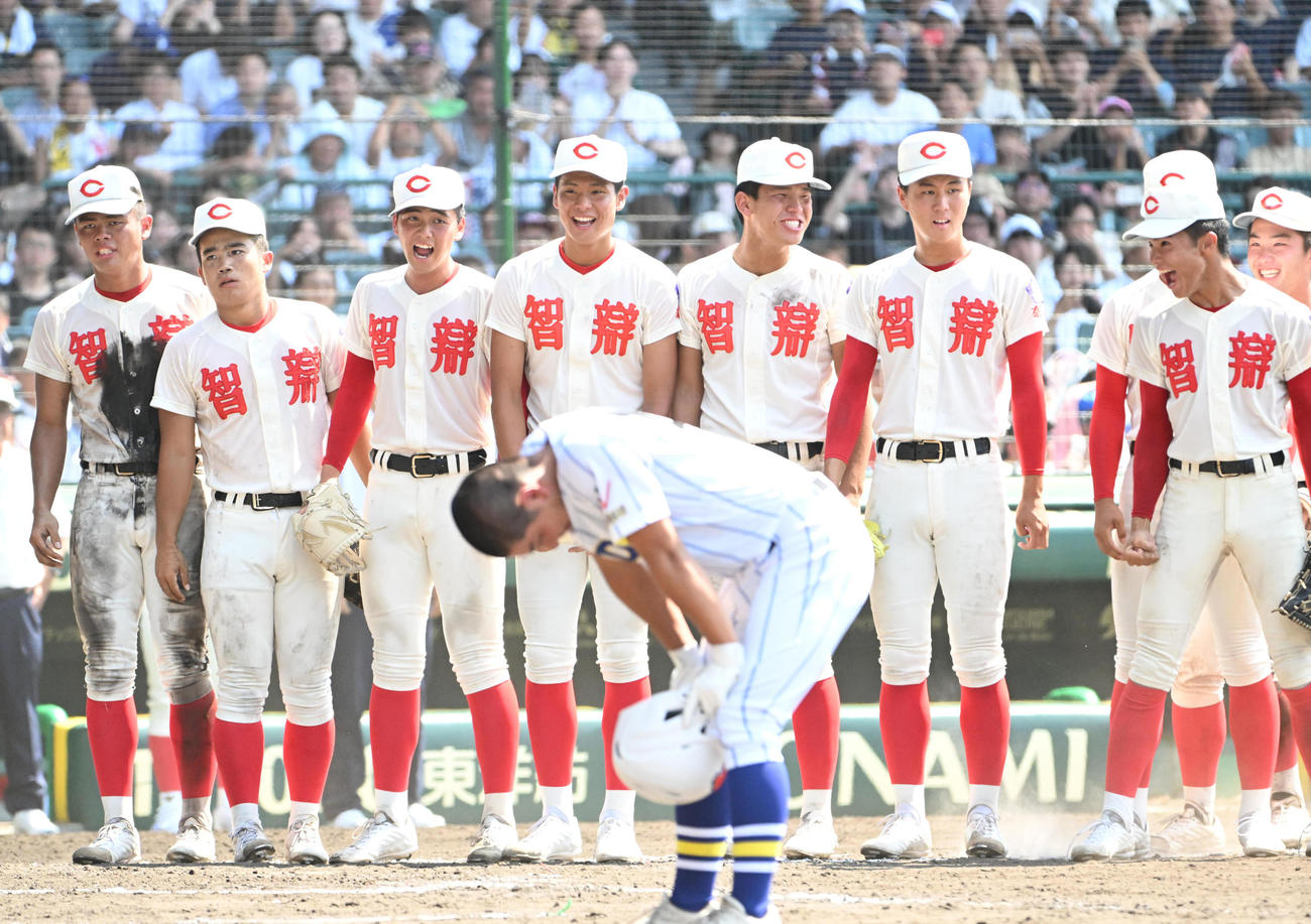 智弁学園対健大高崎　健大高崎に勝利し喜ぶ智弁学園ナイン。手前は健大高崎・川名健太郎（撮影・石井愛子）