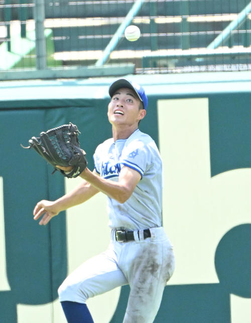 小松大谷対大阪桐蔭 3回裏大阪桐蔭2死二塁、徳丸快晴の右飛を落球させる石浦慈人(撮影・石井愛子)