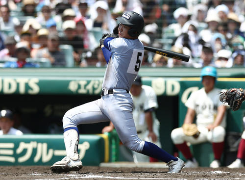 小松大谷対大阪桐蔭 7回表小松大谷2死三塁、中前適時打を放つ田西(撮影・前田充)