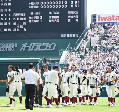 小松大谷対大阪桐蔭 小松大谷に負け肩を落とす大阪桐蔭ナイン(撮影・石井愛子)