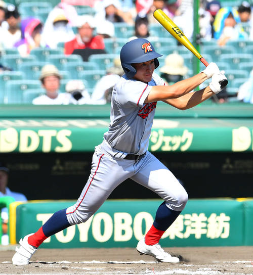 新潟産大付対京都国際 7回裏京都国際2死一、三塁、沢田は先制の右前適時打を放つ(撮影・岩下翔太)