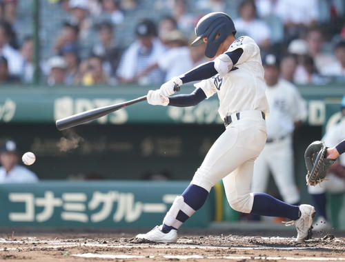 西日本短大付対菰野 1回表西日本短大付無死一塁、先制の左適時二塁打を放つ井上(撮影・鈴木みどり)