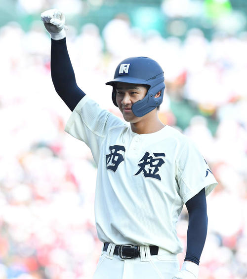 西日本短大付対菰野 3回表西日本短大付1死満塁、左前適時打を放ち、ガッツポーズする村上(撮影・岩下翔太)