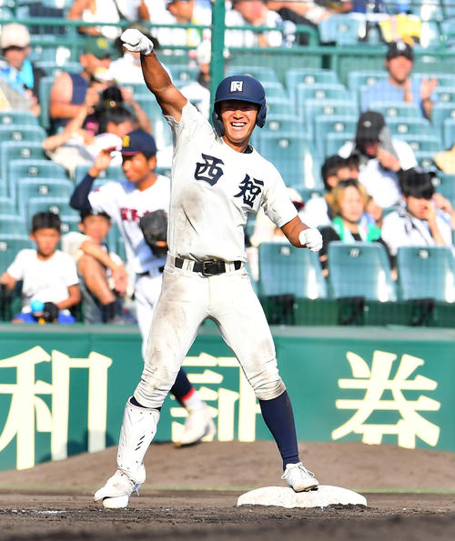 西日本短大付対菰野 3回表西日本短大付2死一、二塁、2点適時右三塁打を放ち、笑顔でガッツポーズする安田(撮影・岩下翔太)
