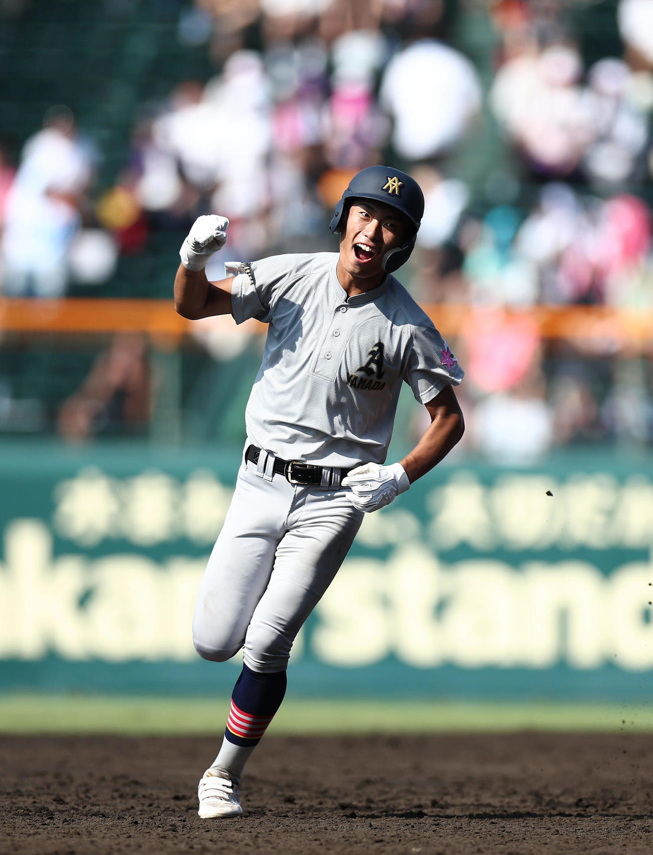 青森山田対長野日大　4回表青森山田1死、左越え本塁打を放ちガッツポーズする佐藤洸（撮影・前田充）