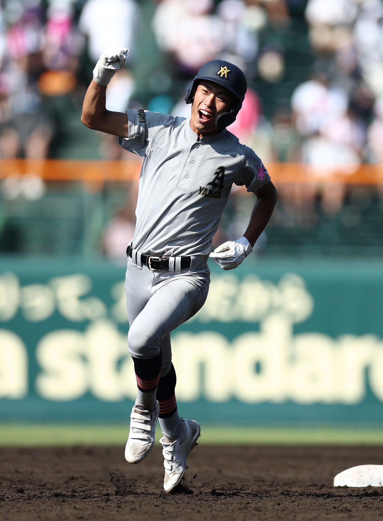 青森山田対長野日大　4回表青森山田1死、左越え本塁打を放ちガッツポーズする佐藤洸（撮影・前田充）