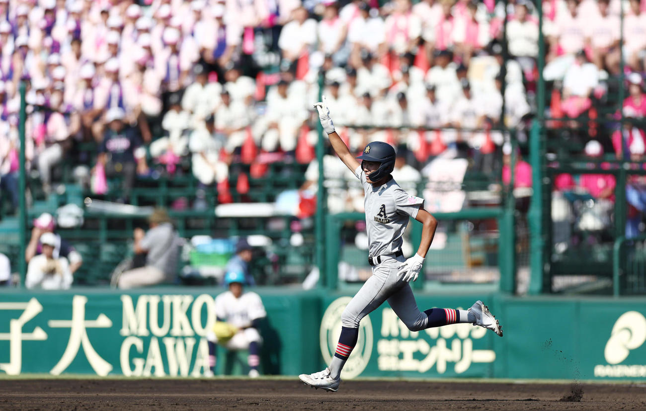 青森山田対長野日大　4回表青森山田1死、左越え本塁打を放ち指を突き上げる佐藤洸（撮影・前田充）