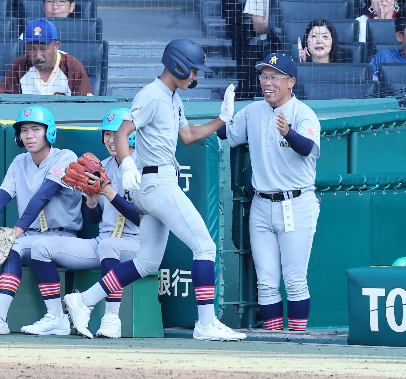 青森山田対長野日大　4回表青森山田1死、兜森監督（右）は左越えソロ本塁打を放った佐藤を笑顔で迎える（撮影・加藤哉）