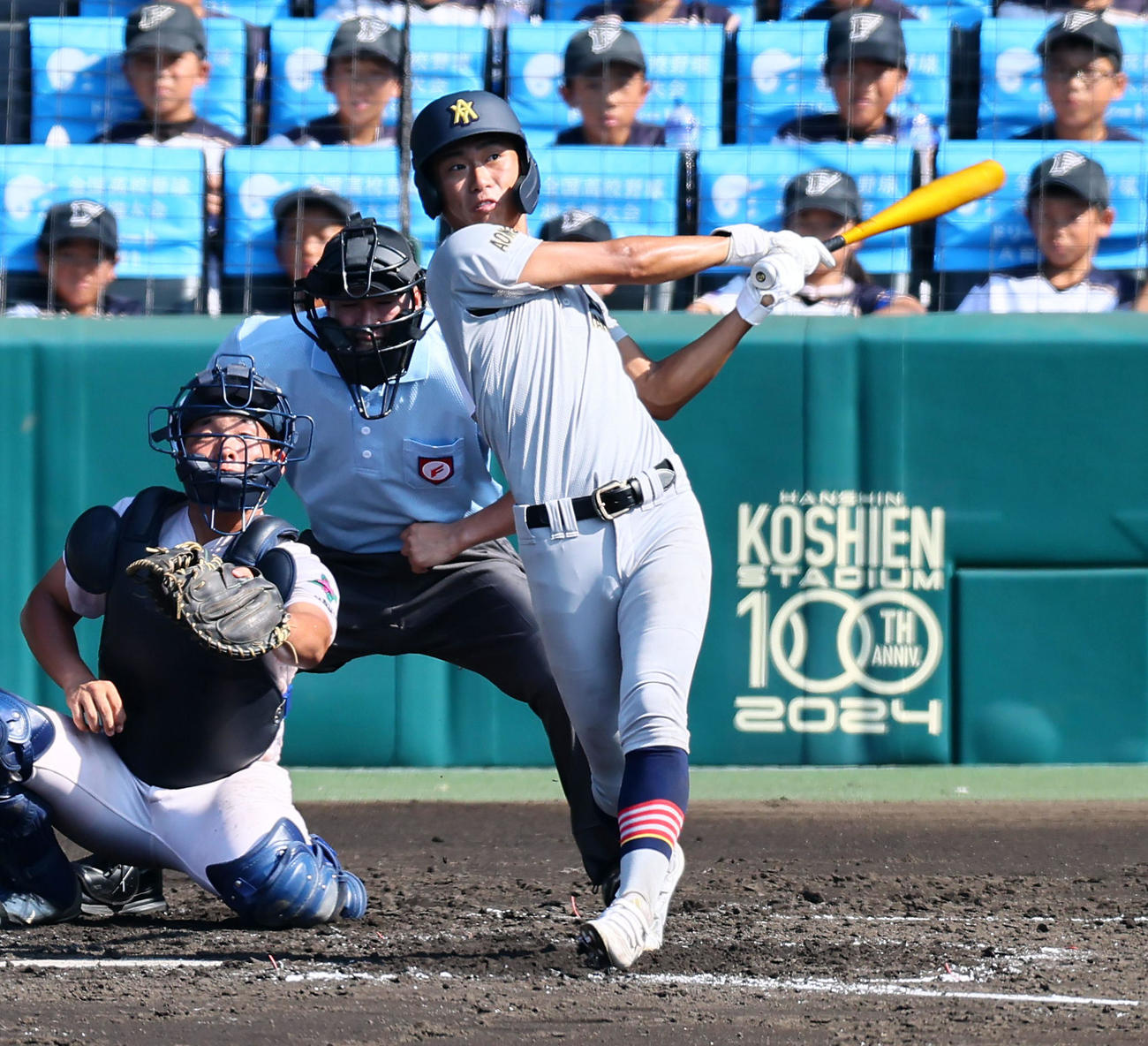 青森山田対長野日大　4回表青森山田1死、佐藤は左越えソロ本塁打を放つ（撮影・加藤哉）