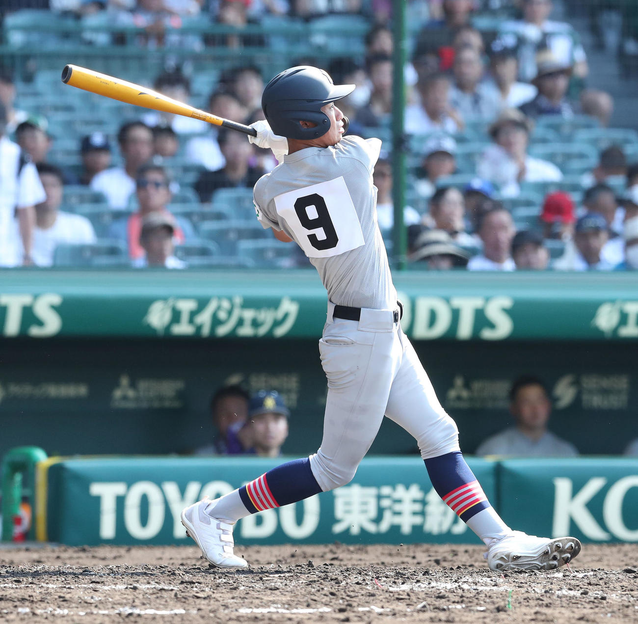 青森山田対長野日大　4回表青森山田1死、佐藤洸は左越え本塁打を放つ（撮影・白石智彦）