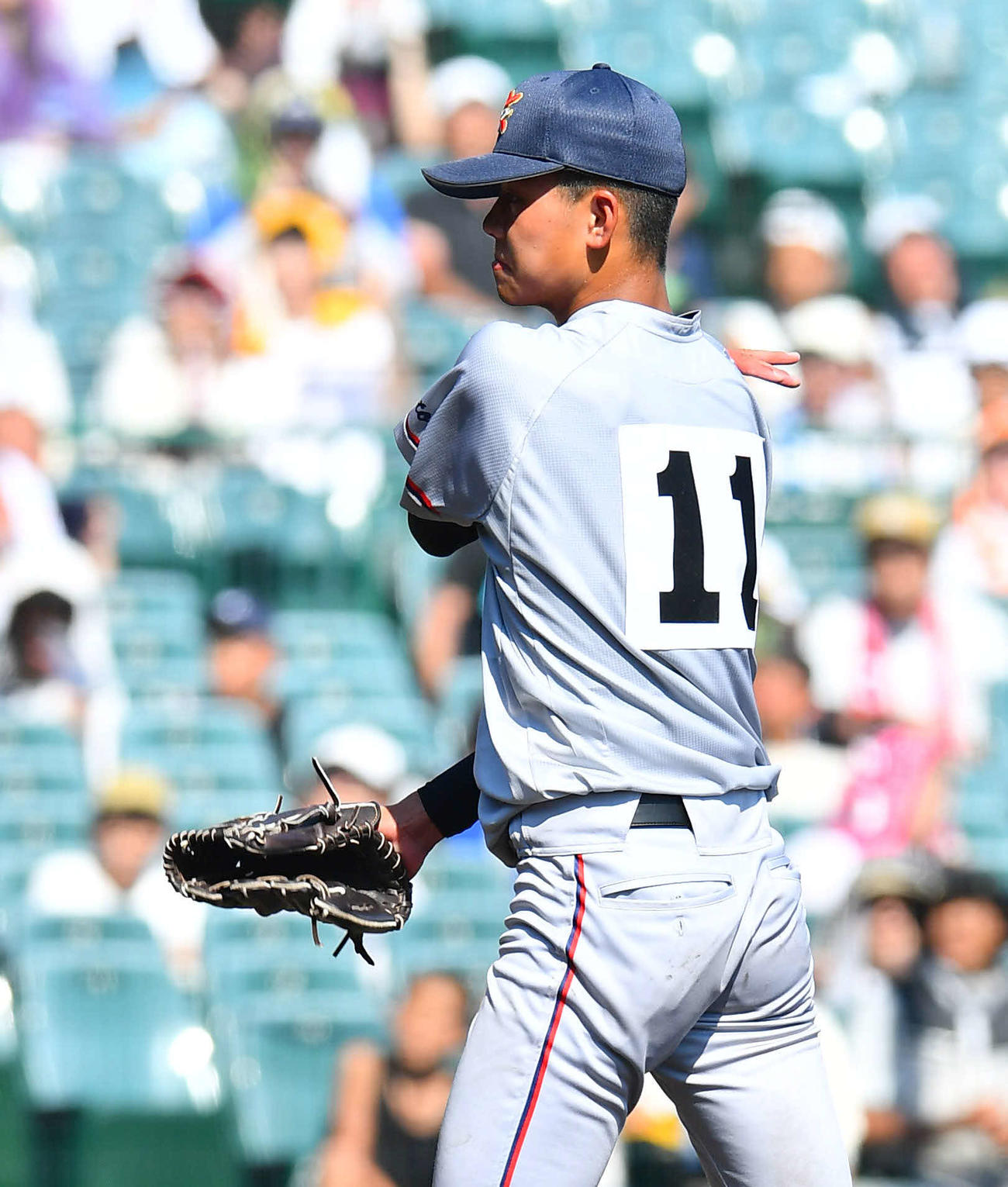 新潟産大付対京都国際　完封で新潟産大付に勝利し、グラブをたたく京都国際・西村（撮影・岩下翔太）