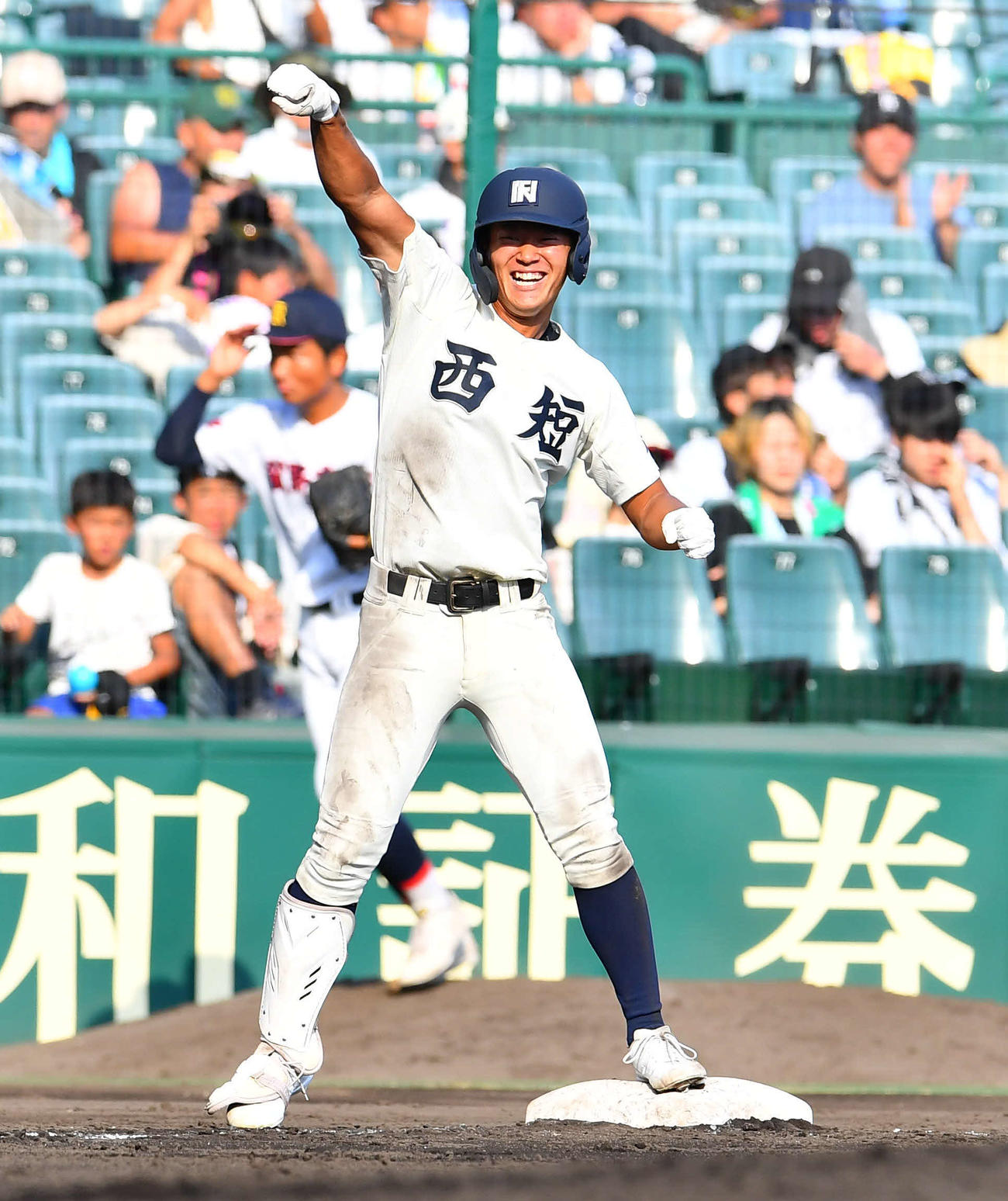 西日本短大付菰野　3回表西日本短大付2死一、二塁、2点適時右三塁打を放ち、笑顔でガッツポーズする安田（撮影・岩下翔太）