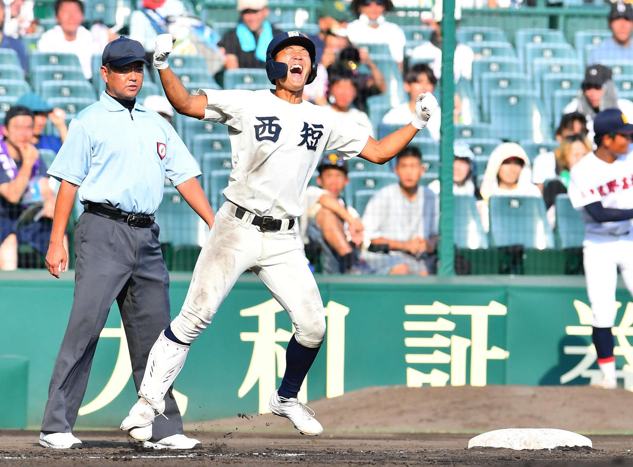 西日本短大付対菰野　3回表西日本短大付2死一、二塁、2点適時三塁打を放ち雄たけびを上げながらガッツポーズする安田（撮影・岩下翔太）
