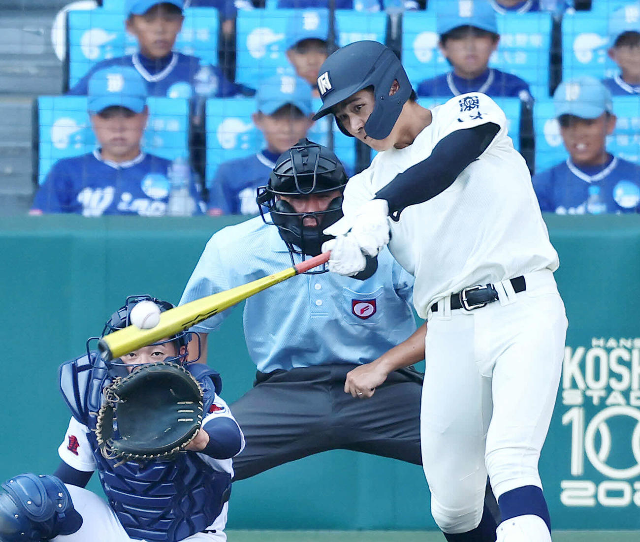 西日本短大付対菰野　3回表西日本短大付1死満塁、村上は左前適時打を放つ