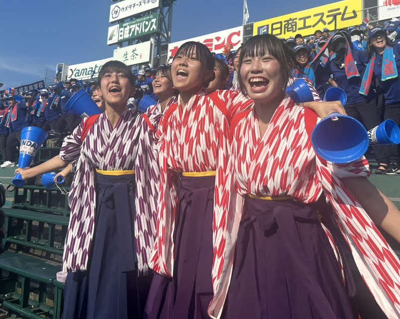 智弁学園対健大高崎　7年前から始まったという袴応援で全力で声を出す健大高崎の応援部員たち（撮影・佐瀬百合子）