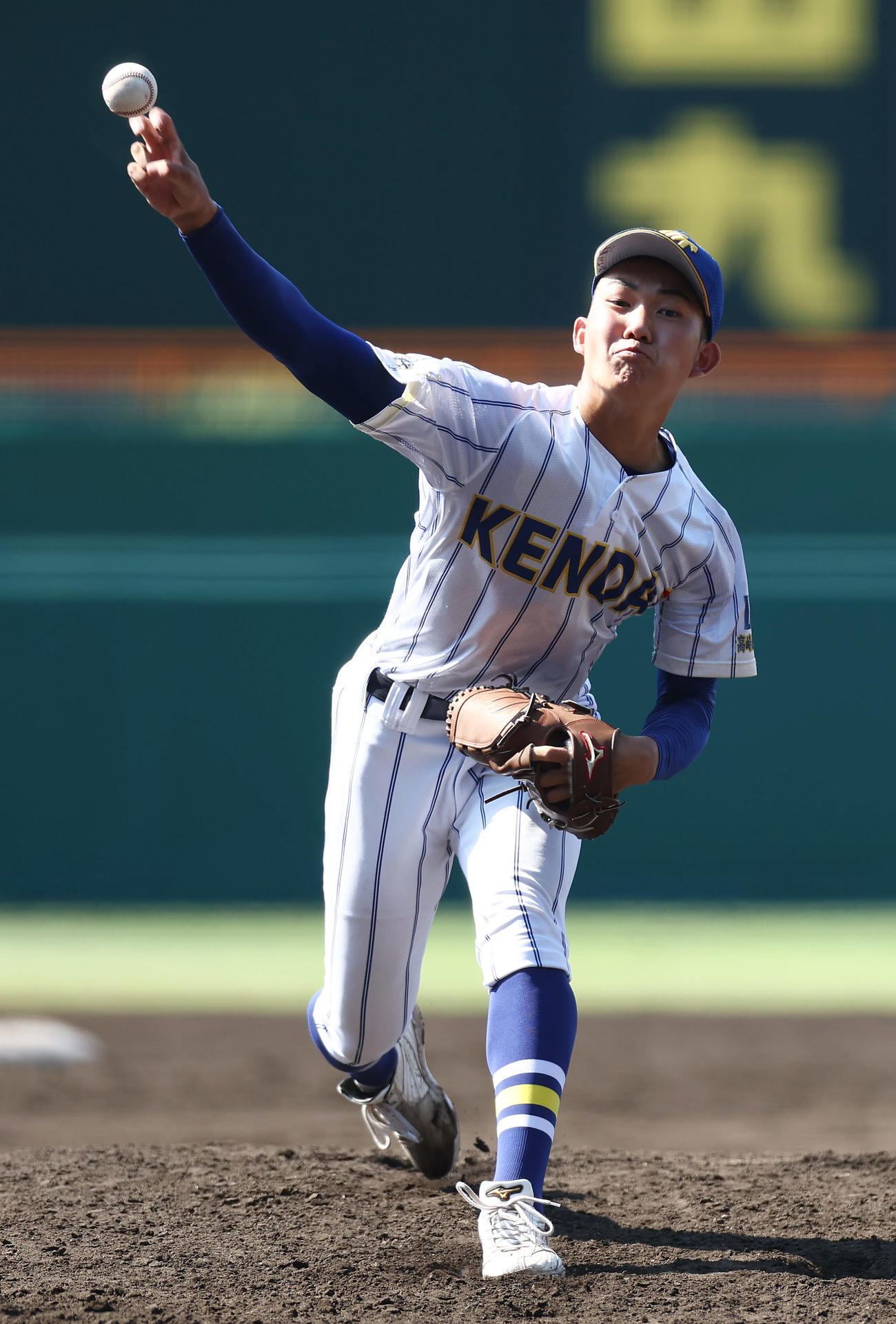 智弁学園対健大高崎　5回表智弁学園2死一、二塁、健大高崎3番手で登板する石垣（撮影・前田充）