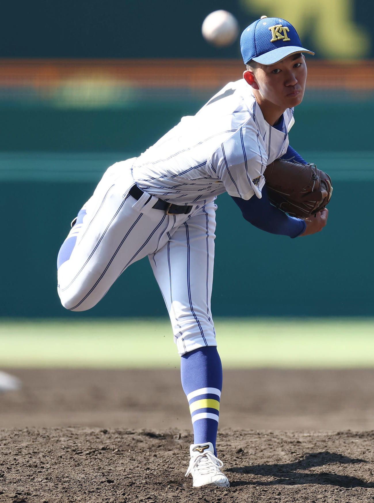 智弁学園対健大高崎　5回表智弁学園2死一、二塁、健大高崎3番手で登板する石垣（撮影・前田充）