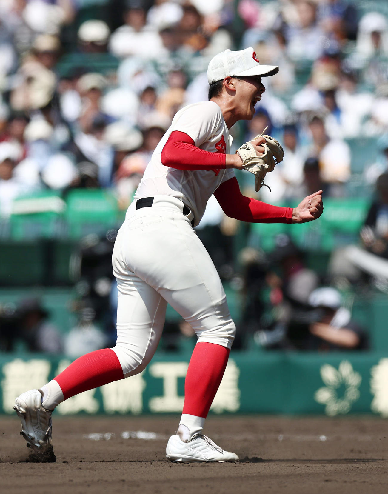 智弁学園対健大高崎　最後の打者を空振り三振に仕留めガッツポーズする田近（撮影・前田充）