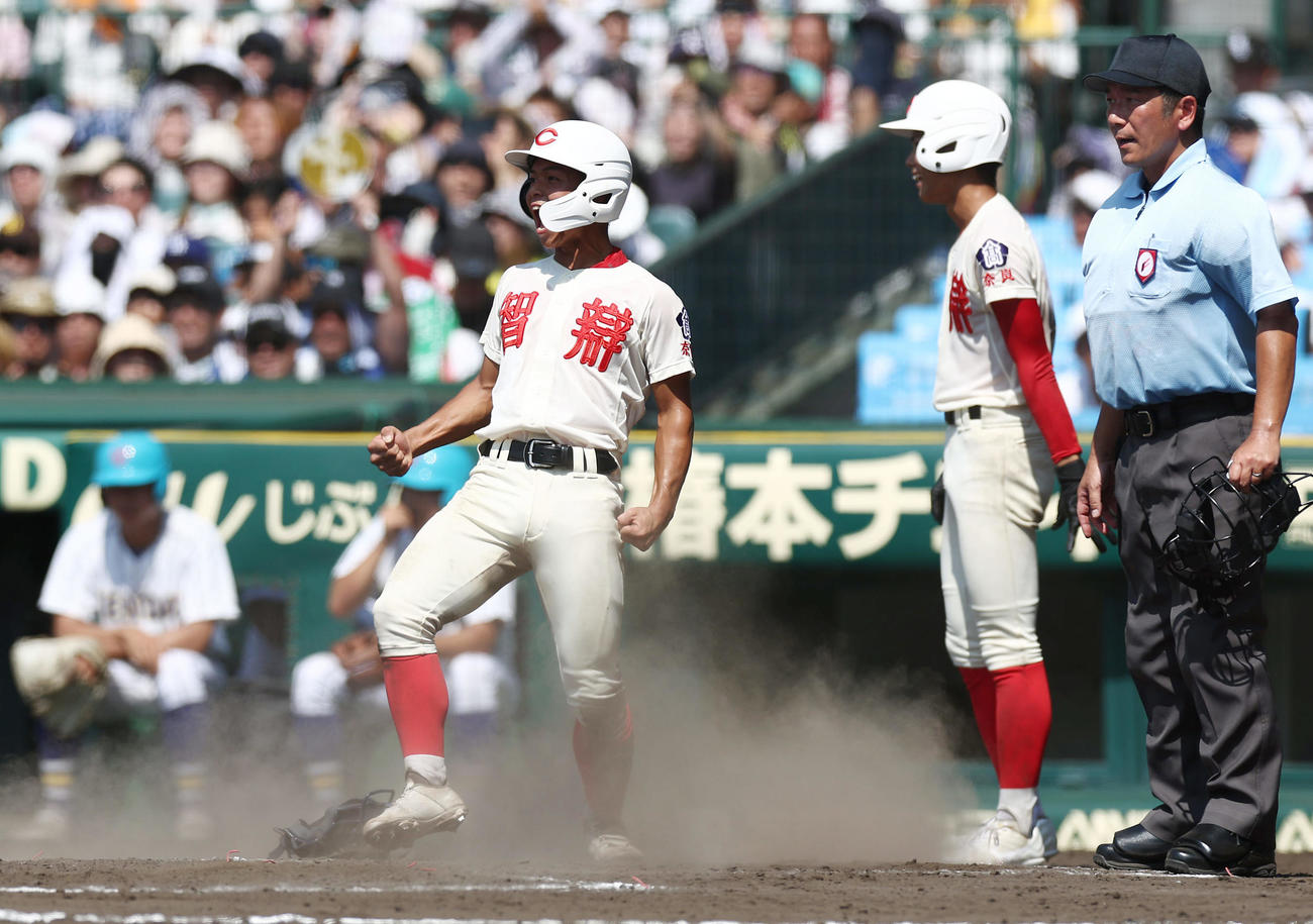 智弁学園対健大高崎　9回表智弁学園2死一、二塁、佐坂の勝ち越し適時打で生還し喜ぶ二走西川（左）（撮影・前田充）