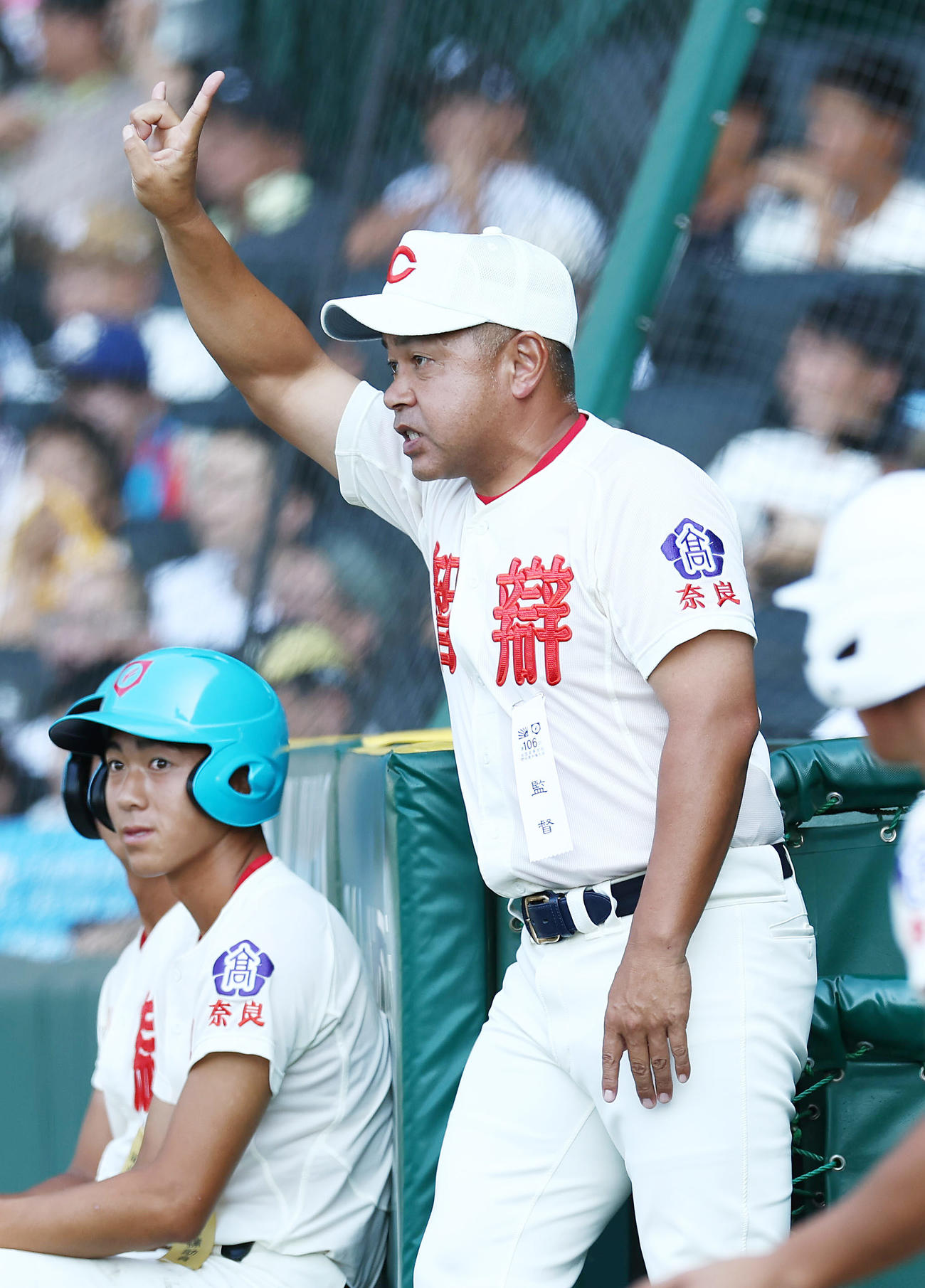 智弁学園対健大高崎　2回表、指示を出す智弁学園・小坂監督（撮影・前田充）