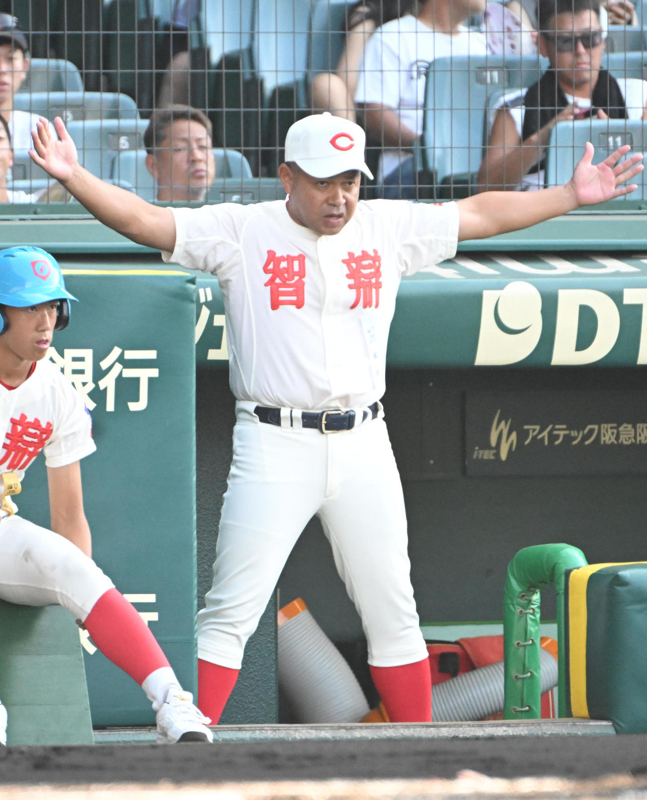 智弁智弁学園対健大高崎　選手に声をかける智弁学園の小坂将商監督（撮影・石井愛子）