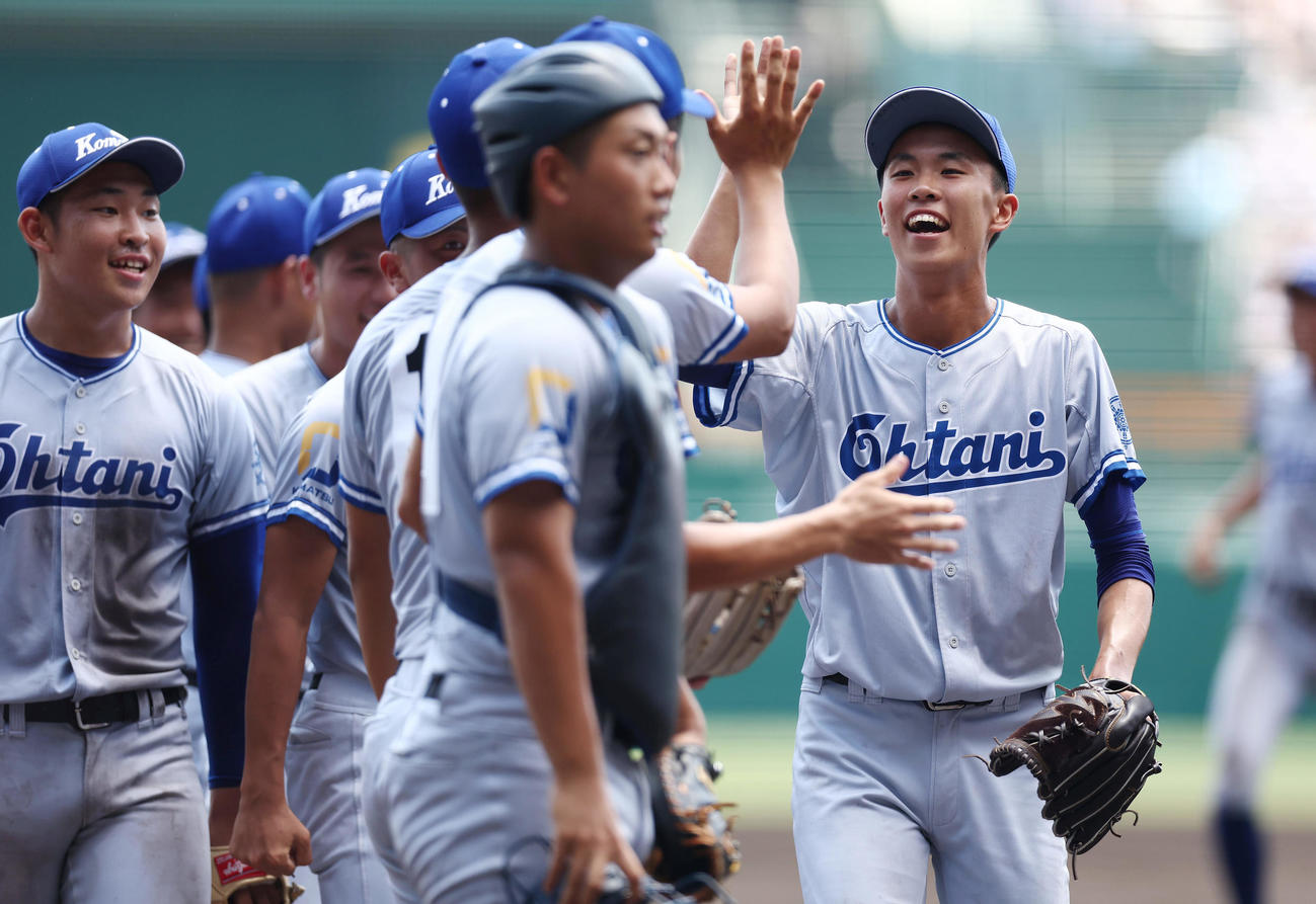 小松大谷対大阪桐蔭　大阪桐蔭に完封勝利し喜ぶ西川（右端）ら小松大谷ナイン（撮影・前田充）