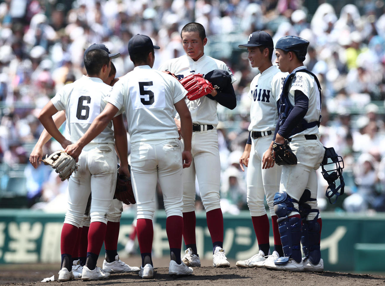 小松大谷対大阪桐蔭　7回表小松大谷2死一、二塁、失策で先制を許しマウンドに集まる大阪桐蔭ナイン（撮影・前田充）