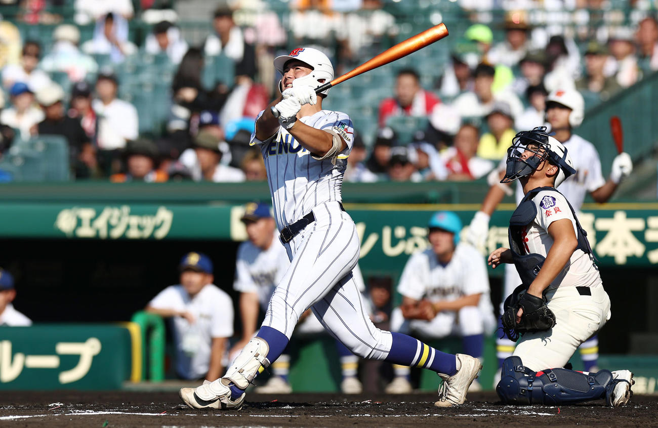 智弁学園対健大高崎　1回裏健大高崎2死一塁、左飛に倒れる森山（撮影・前田充）