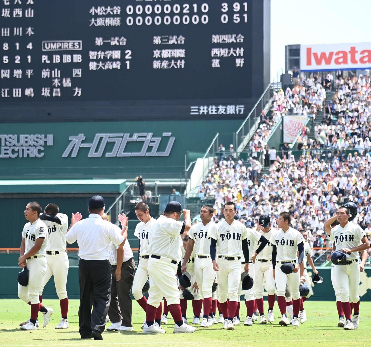 小松大谷対大阪桐蔭　小松大谷に負け肩を落とす大阪桐蔭ナイン（撮影・石井愛子）