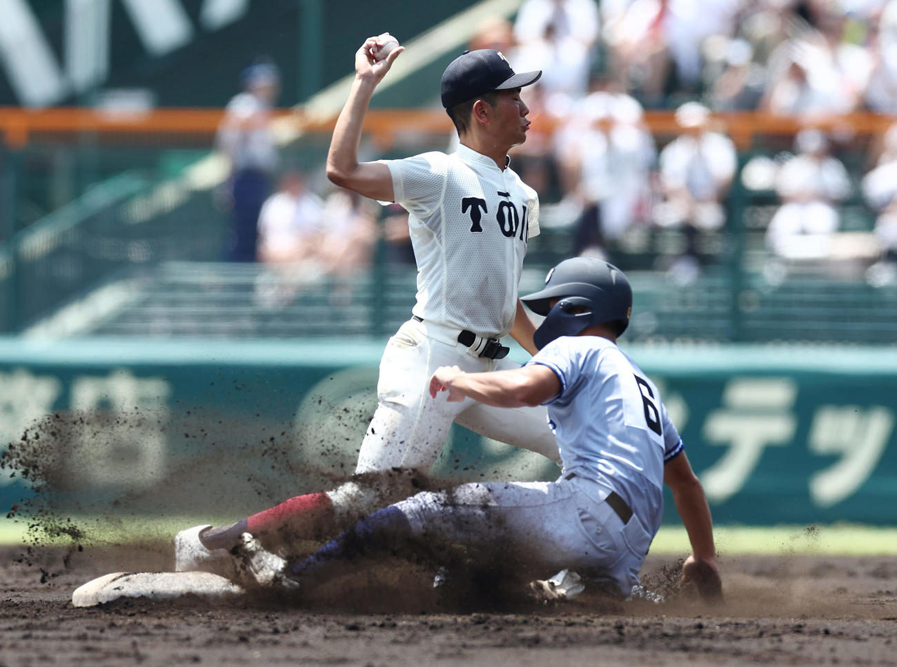 小松大谷対大阪桐蔭　7回表小松大谷2死一、二塁、石浦の一ゴロで送球を受けた遊撃手宮本が併殺を狙うも一塁へ悪送球。適時失策となる（撮影・前田充）