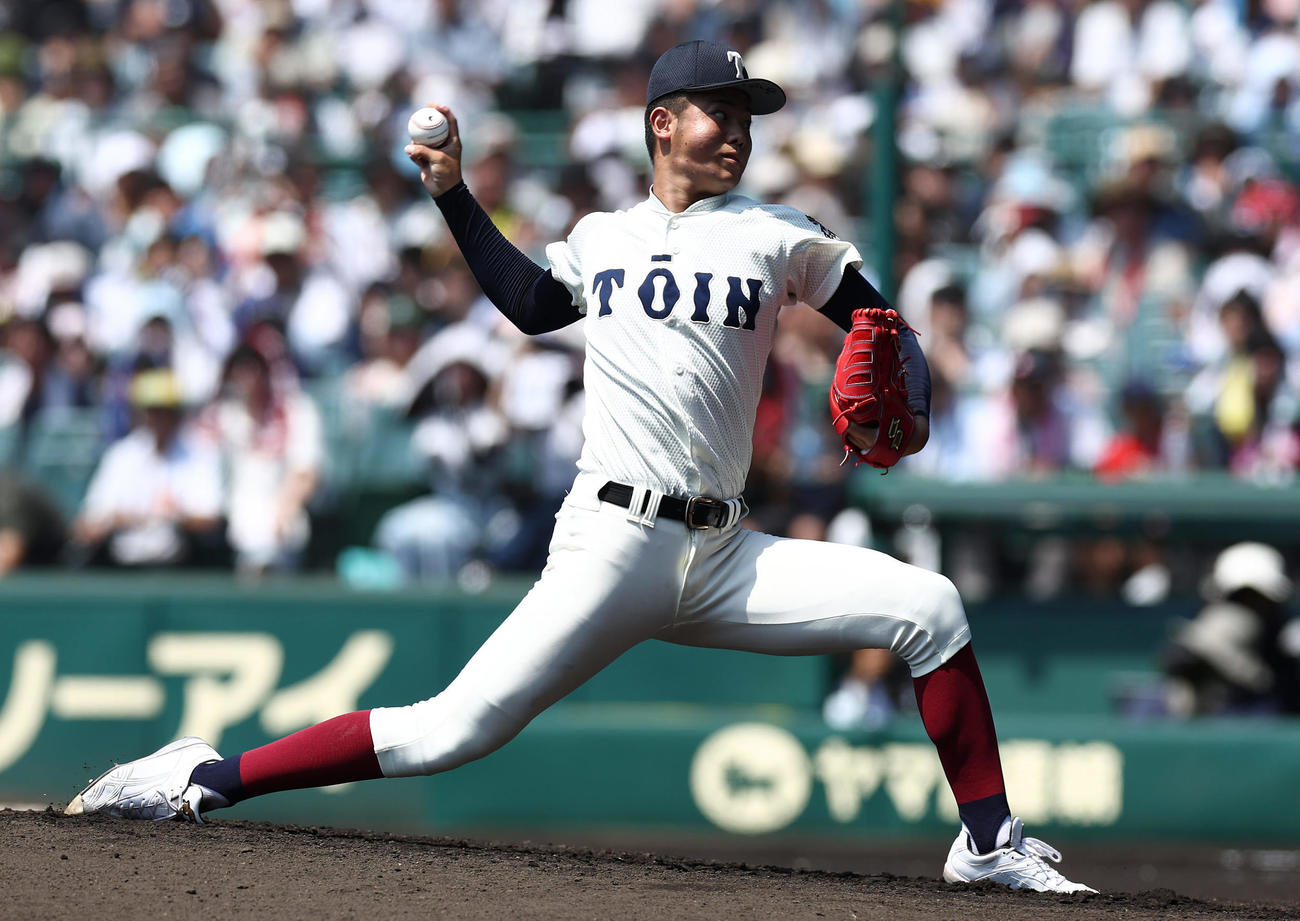 小松大谷対大阪桐蔭　力投する大阪桐蔭先発の森（撮影・前田充）