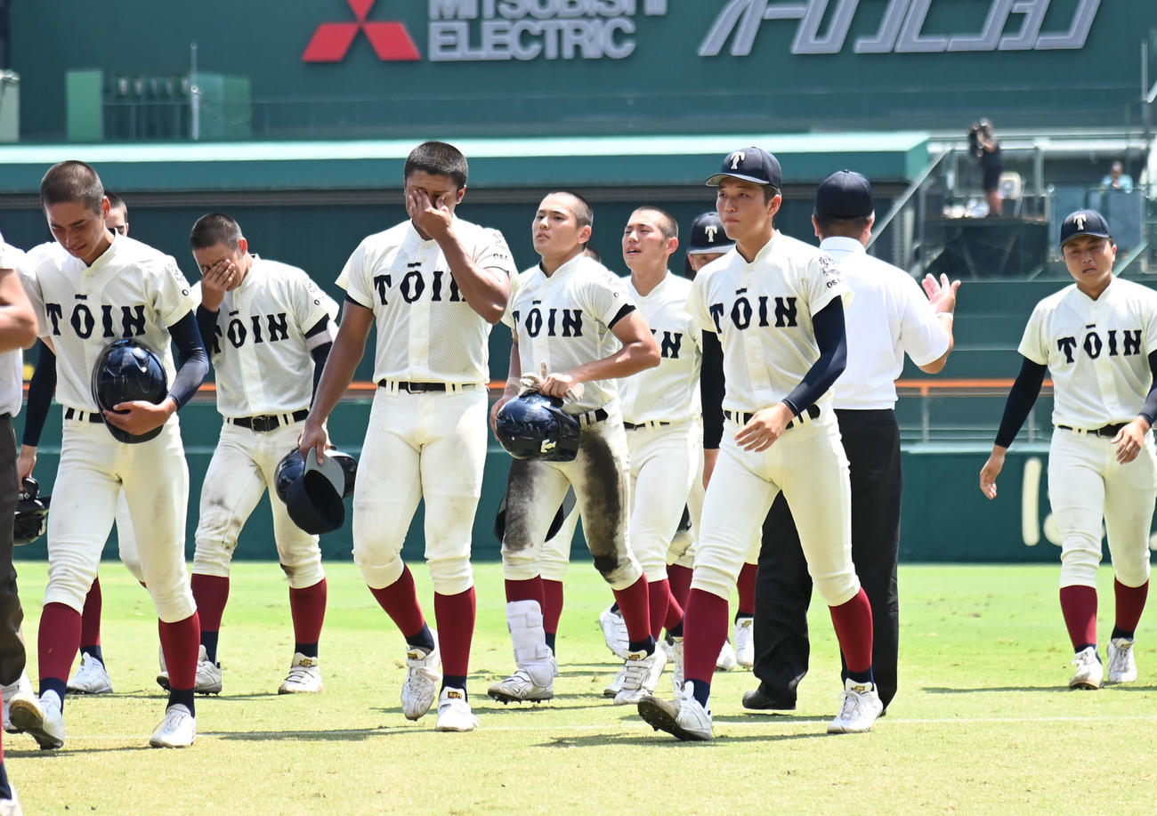 小松大谷対大阪桐蔭　小松大谷に負け肩を落とす大阪桐蔭ナイン（撮影・石井愛子）