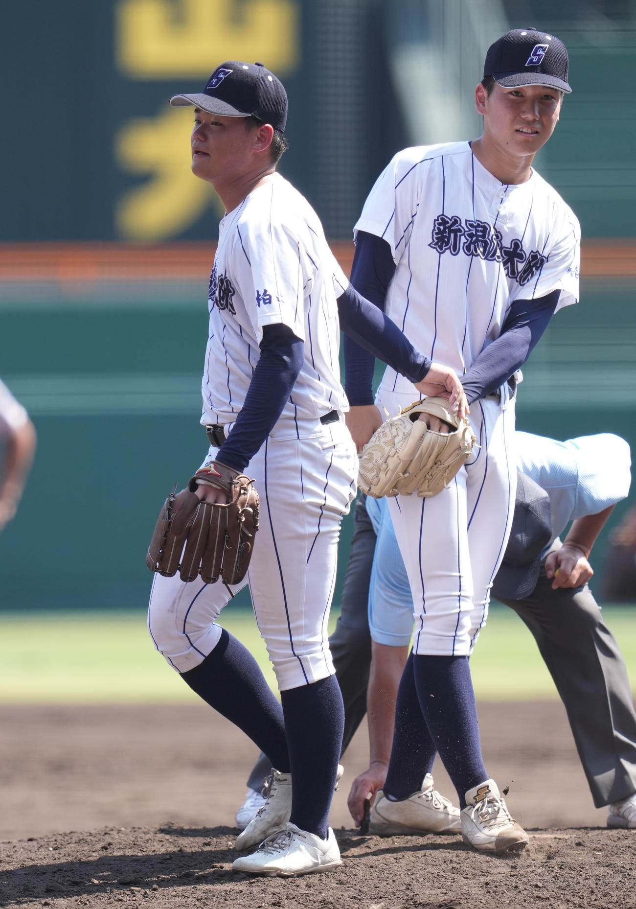 新潟産大付対京都国際　5回裏途中、降板する宮田（左）は田中にマウンドを託す（撮影・鈴木みどり）