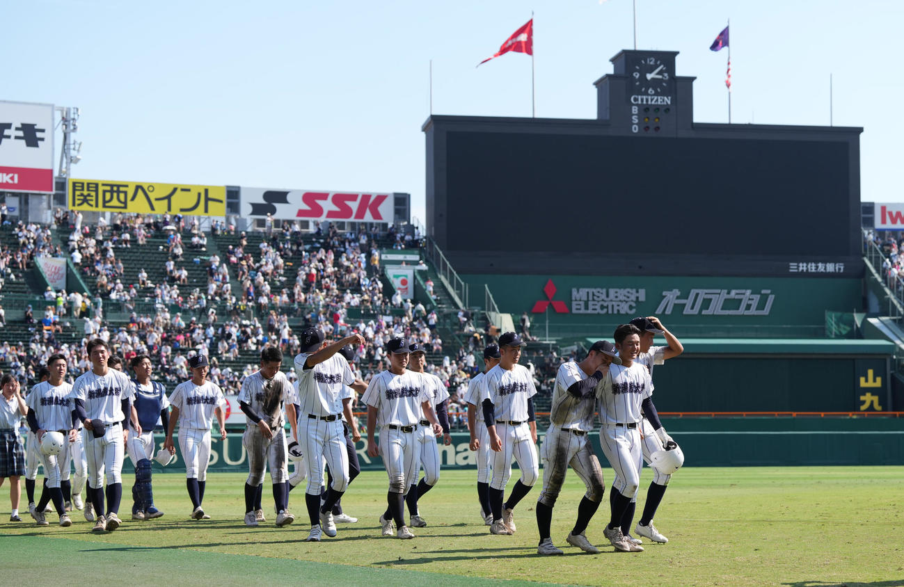 新潟産大付対京都国際　京都国際に敗れ、涙する新潟産大付ナイン（撮影・鈴木みどり）