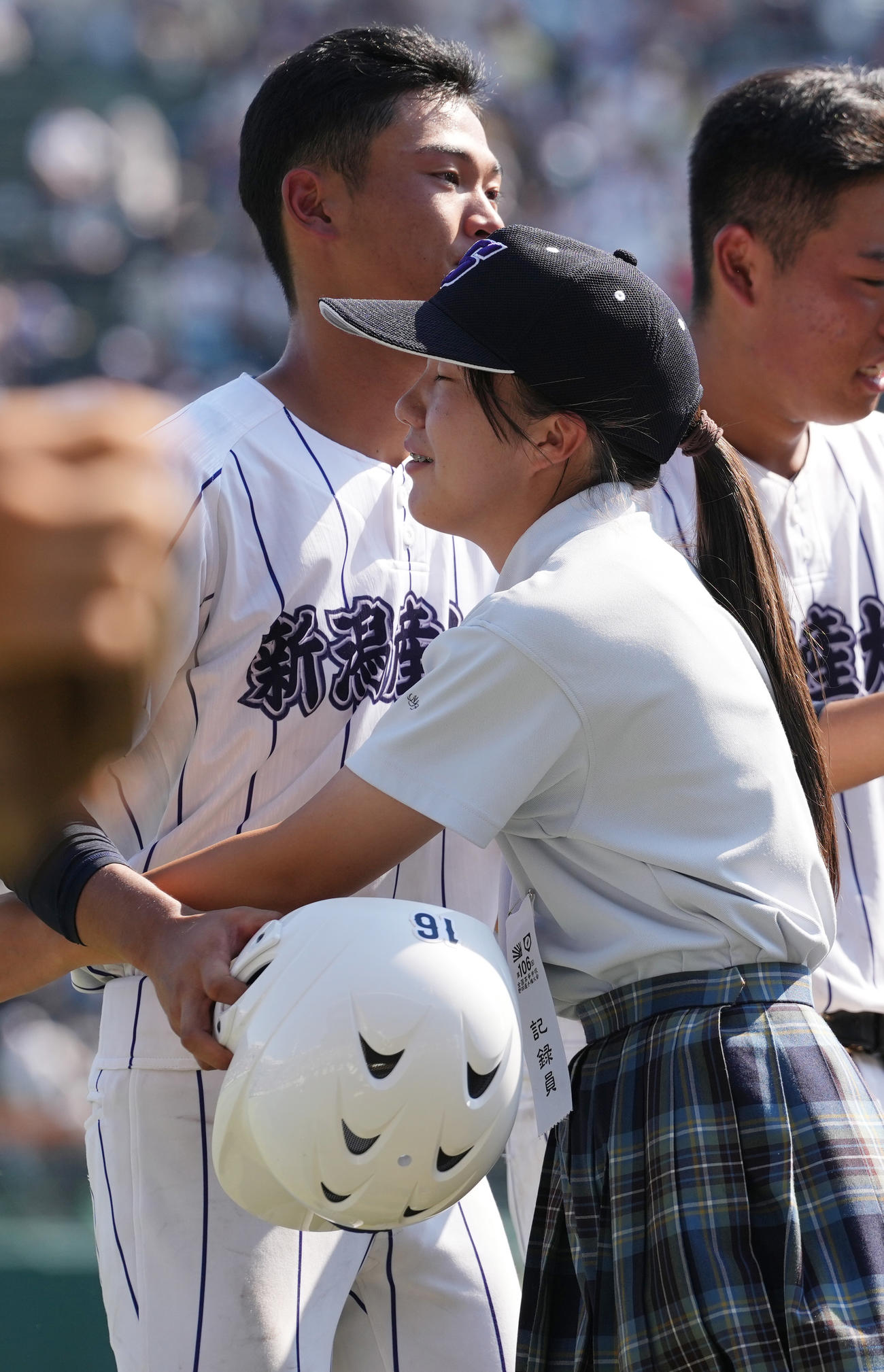 新潟産大付対京都国際　京都国際に敗れ、新潟産大付・曽根（左）に涙を見せる井沢記録員（撮影・鈴木みどり）