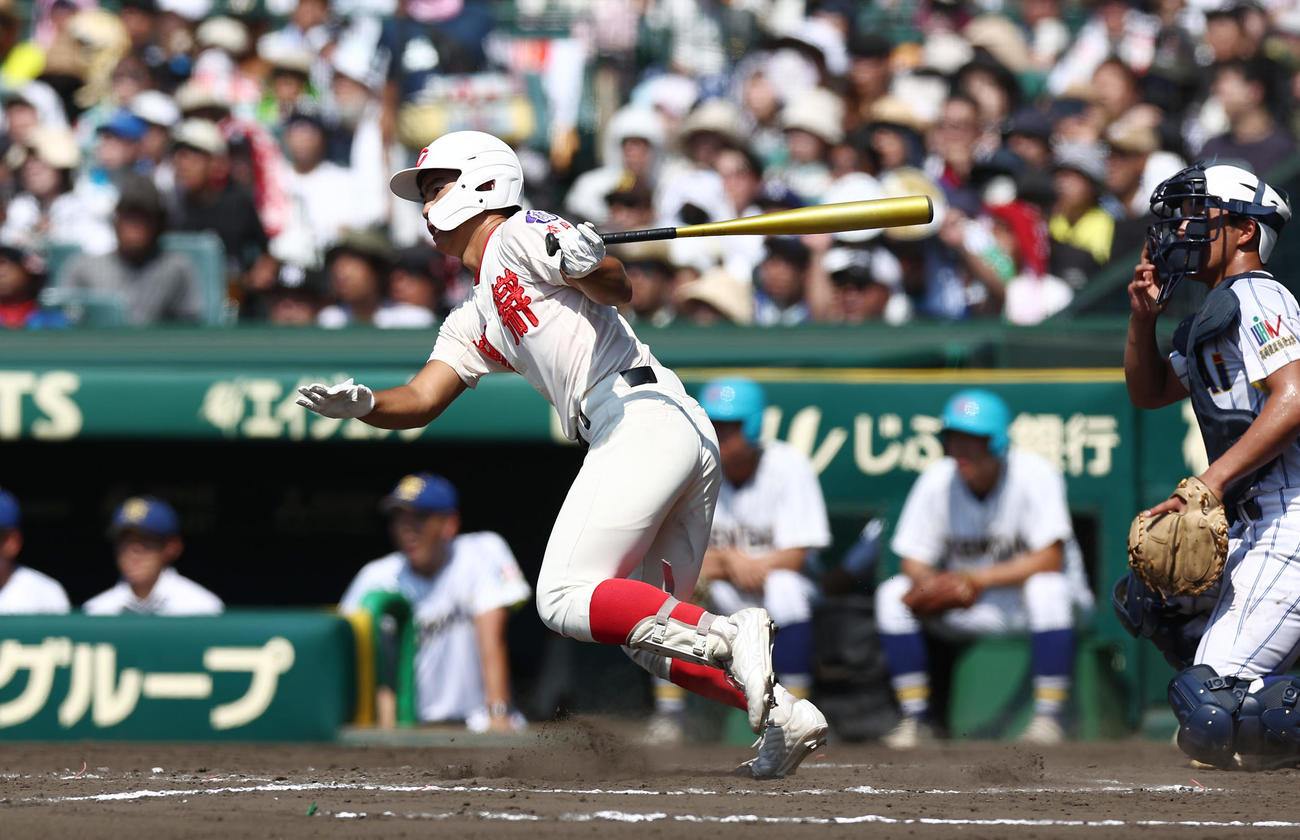 智弁学園対健大高崎　9回表智弁学園2死一、二塁、勝ち越しの中前適時打を放つ佐坂（撮影・前田充）