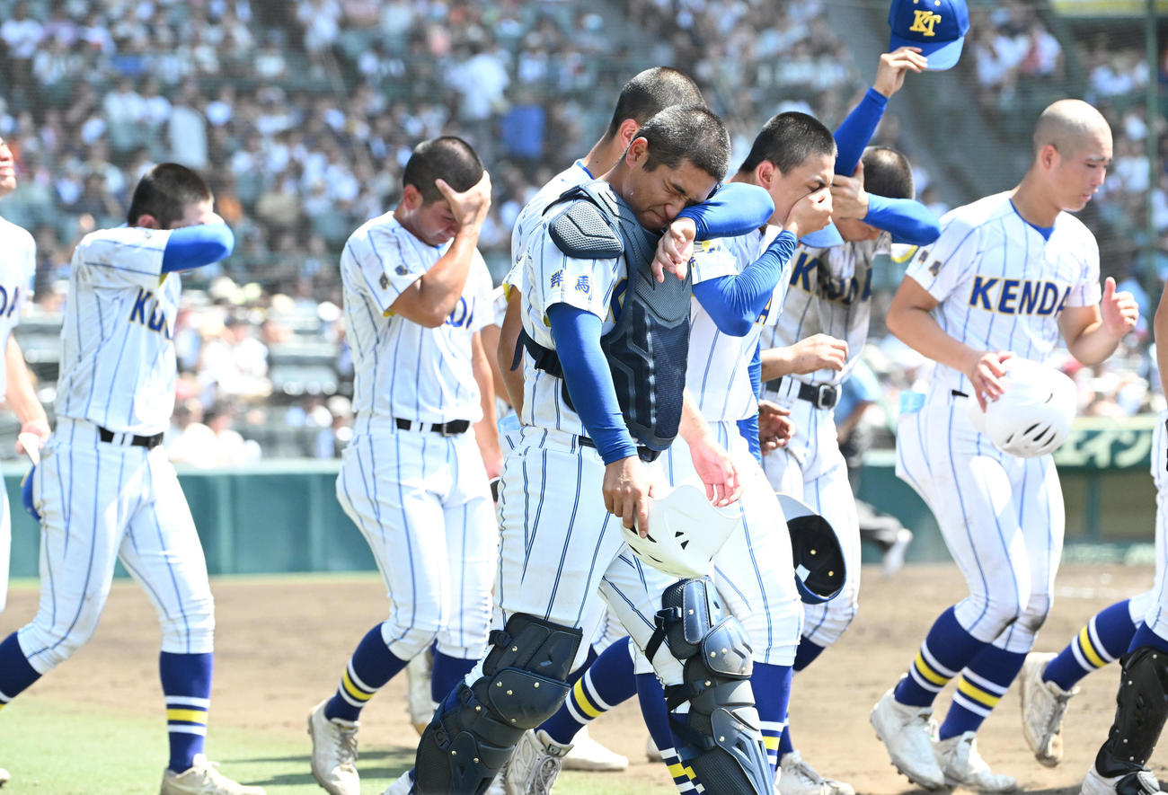 智弁学園対健大高崎　智弁学園に負け悔しがる健大高崎ナイン（撮影・石井愛子）
