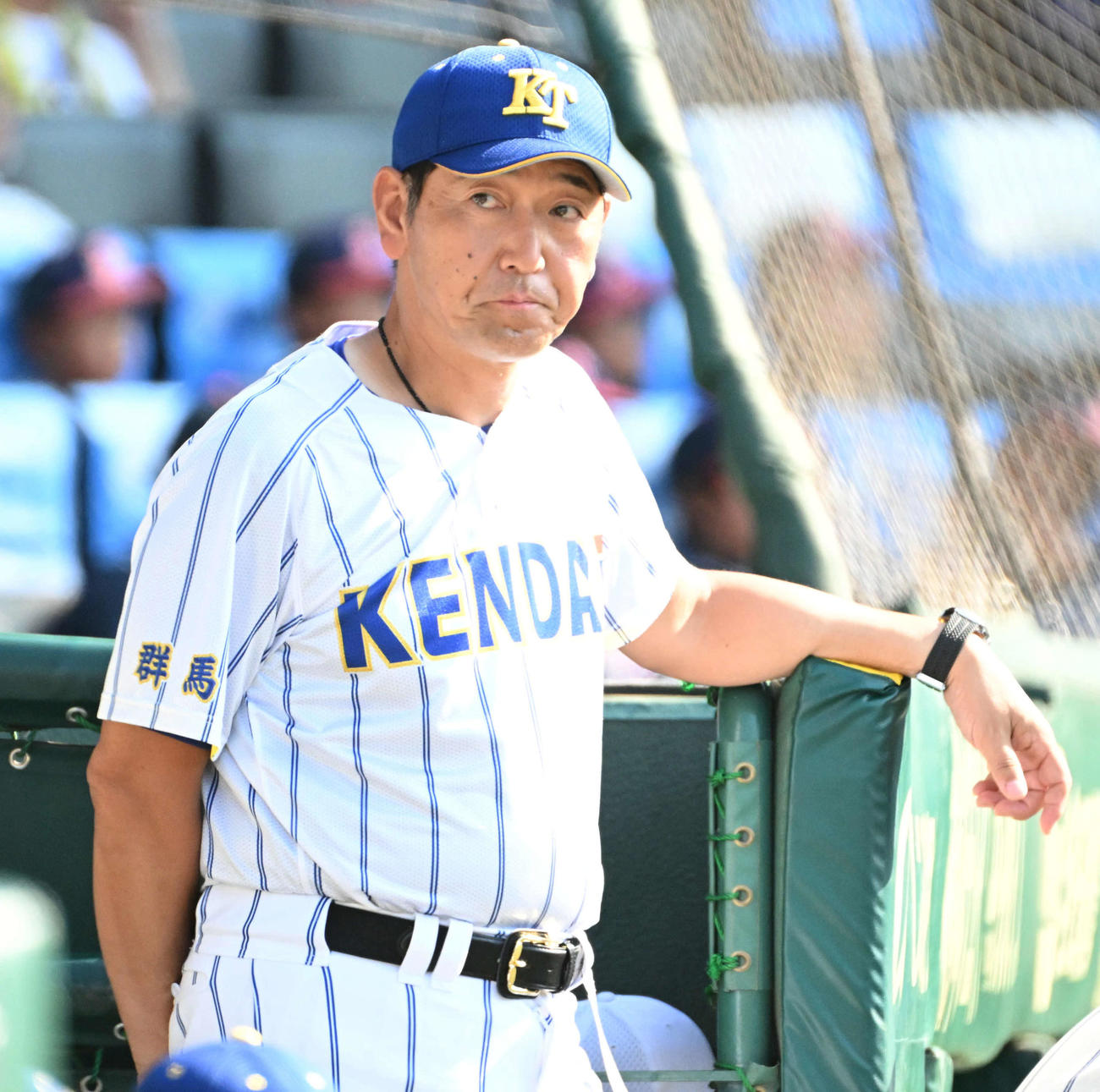智弁学園対健大高崎　選手らの様子を見守る健大高崎の青柳博文監督（撮影・石井愛子）