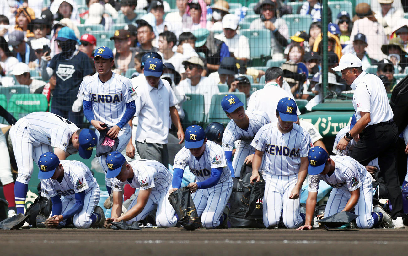 智弁学園対健大高崎　智弁学園に敗れ、甲子園球場の土を集める健大高崎ナイン（撮影・前田充）